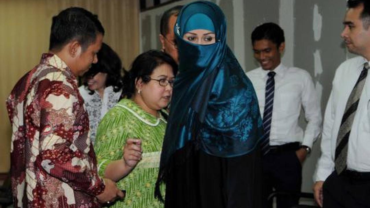 Rosa bersaksi di sidang lanjutan Neneng Sri Wahyuni