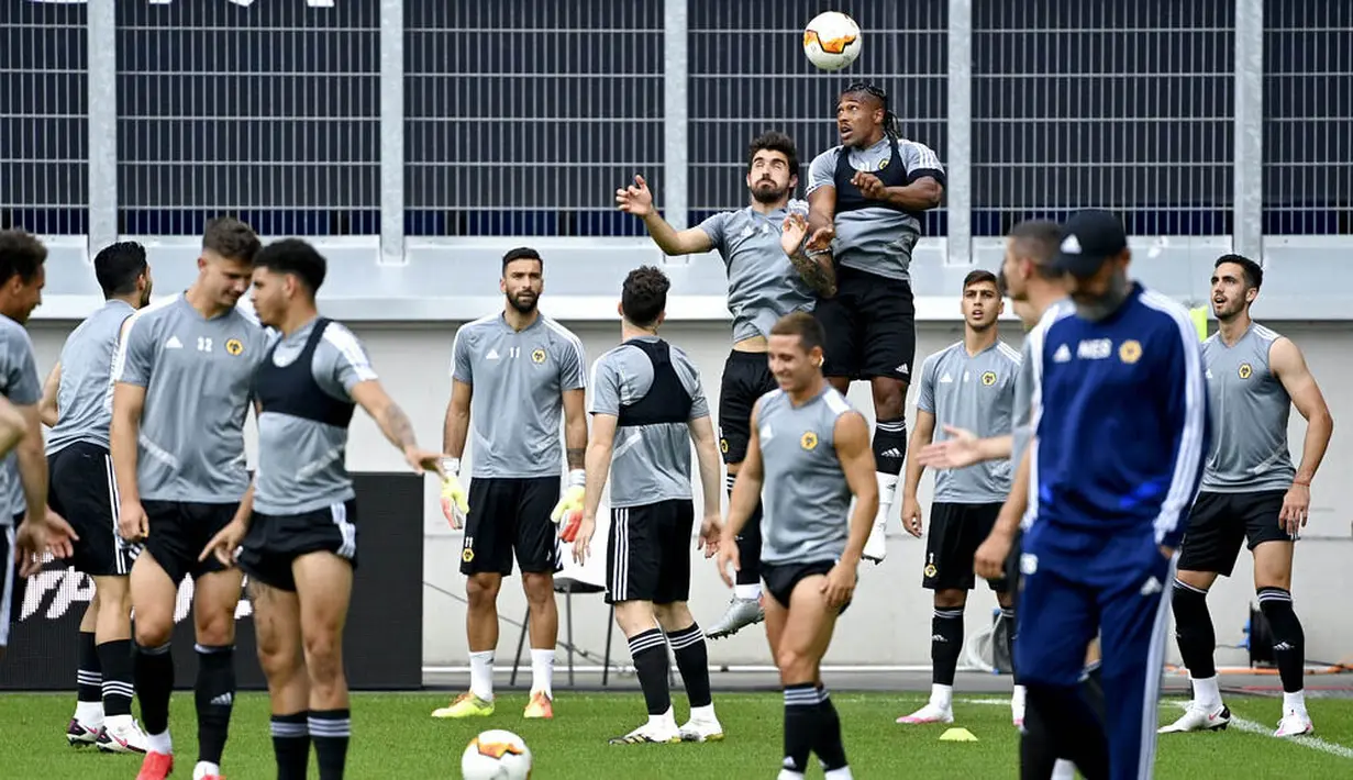 Pemain Wolverhampton Wanderers, Adama Traore, duel udara dengan Ruben Neves saat latihan jelang laga  perempat final Liga Europa di Duisburg, Jerman, Senin (10/8/2020). Wolverhampton akan berhadapan dengan Sevillla. (Ina Fassbender/Pool Photo via AP)