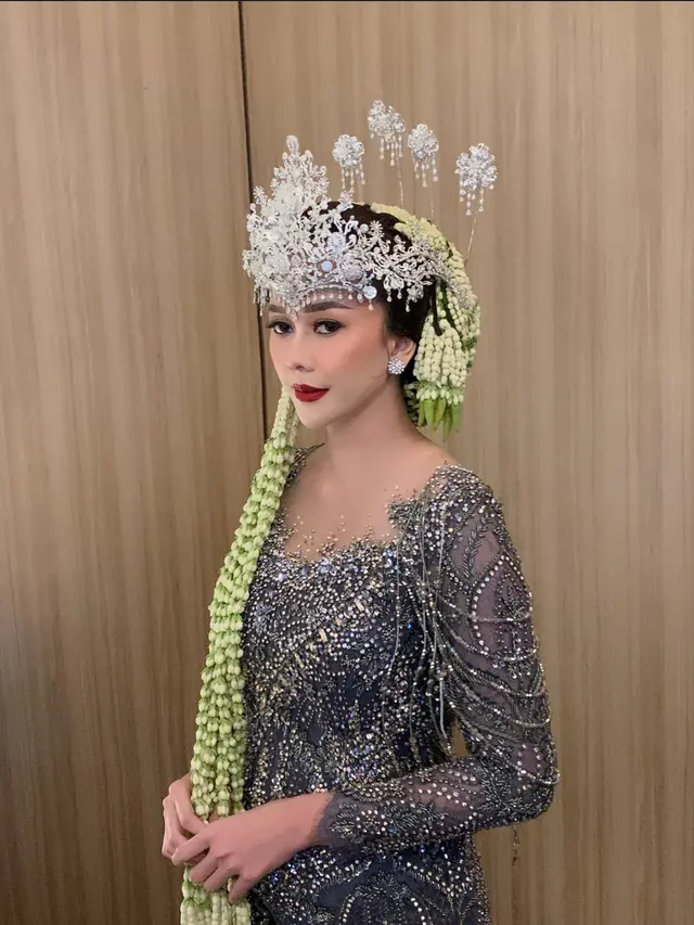 7 Potret Aura Kasih Pakai Busana Pengantin Ini Tampil Curi Perhatian