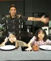 Deddy Mahendra Desta alias Desta dan Natasha Rizky resmi bercerai pada Senin (10/7/2023). Berikut momen Desta dengan ketiga anaknya yang disebut dengan trio strong. Presenter itu masak buat trio strong. [Youtube/Trio Strong Family]