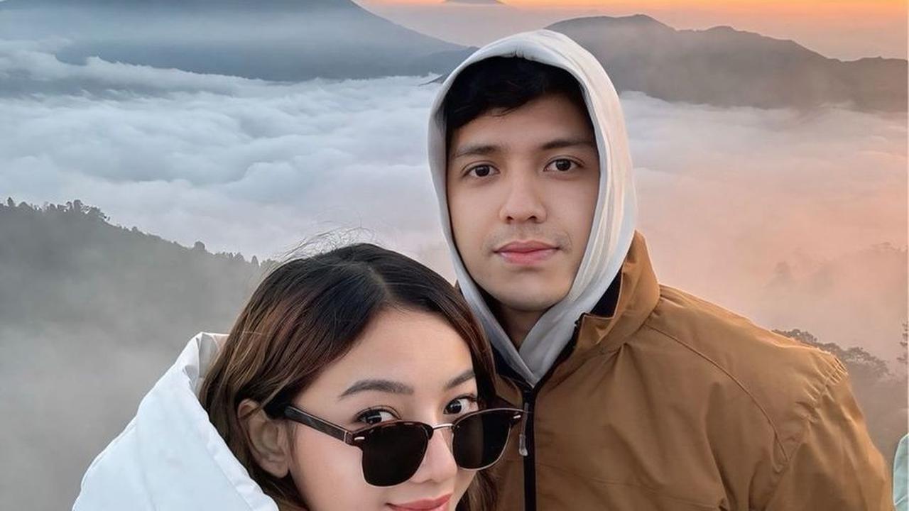Selayaknya pendaki lainnya, Glenca dan Rendi kenakan jaket tebal. "Breathe, see, listen, feel what's around," tulis Rendi seolah menggambarkan betapa ia menikmati momen tersebut.