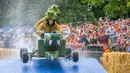 Peserta menaiki kendaraan unik buatannya Loughborough Bindi's pada ajang Race Red Bull Soapbox di Alexandra Palace, London, 9 Juli 2017. Balapan ini menggunakan kendaraan tanpa mesin yang dirakit peserta. (Leo Francis/Red Bull Content Pool via AP Images)