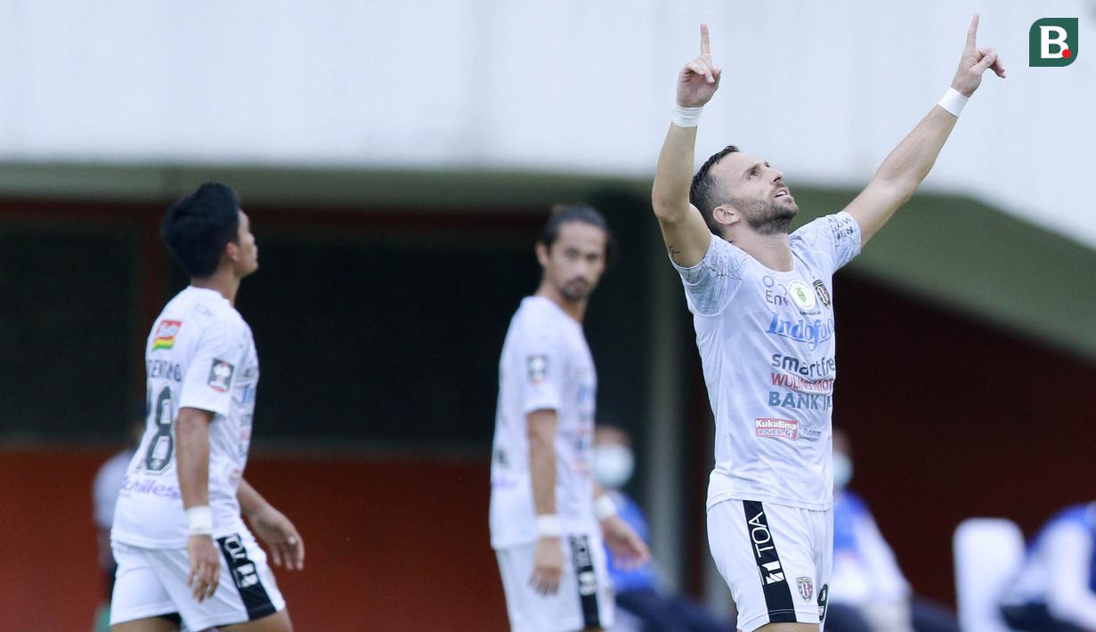 Striker Bali United, Ilija Spasojevic (kanan), melakukan selebrasi usai mencetak gol ke gawang Persita Tangerang dalam laga matchday ke-3 Grup D Piala Menpora 2021 di Stadion Maguwoharjo, Sleman, Jumat (2/4/2021). (Bola.com/M Iqbal Ichsan)