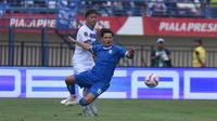 Bek Persib Alfeandra Dewangga dijegal pemain Port FC pada pertandingan Grup B Piala Presiden 2025. (Dok PERSIB.co.id/Fernando Hero)