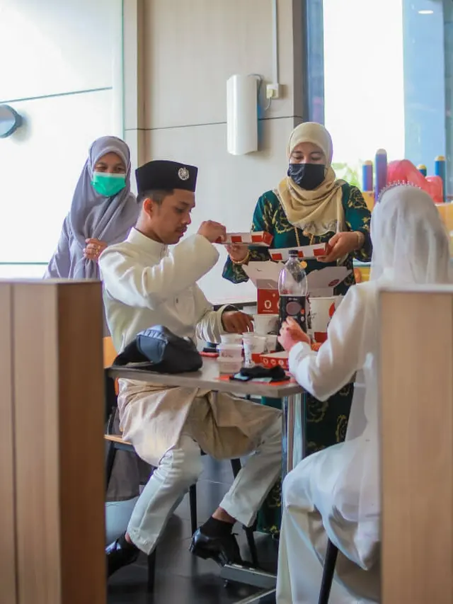 Pasangan Ini Pilih Resepsi Pernikahan di Restoran Cepat Saji, Kisahnya Unik. (Sumber: Facebook/Angah Photography)