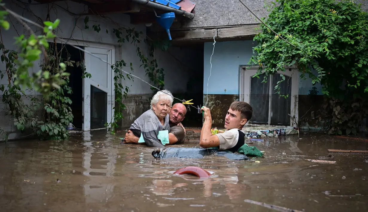 Sejak Kamis (12/9/2024), Siklon Boris telah membawa angin kencang dan hujan deras ke beberapa wilayah Rumania, Austria, Republik Ceko, Hungaria, Polandia, dan Slowakia. (Daniel MIHAILESCU/AFP)