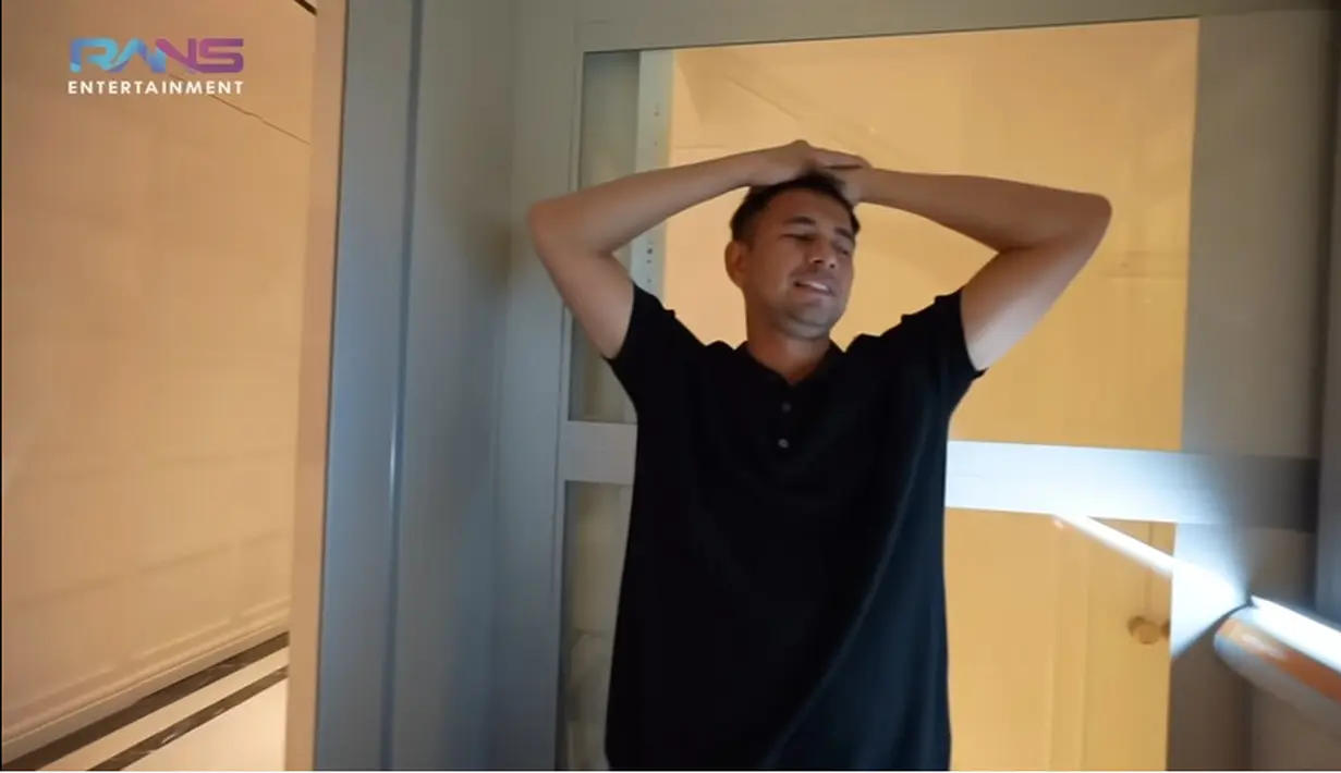 Saat presenter kondang itu memencet tombol angka, left tersebut tak bergerak. Hanya suara informasi dari lift tersebut. Raffi dan dua karyawannya terjebak dalam lift mewah tersebut. [Youtube/Rans Entertainment]