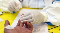 Petugas mengambil sampel darah saat Rapid Test COVID-19 di DPP Partai Golkar, Jakarta, Rabu (8/4/2020). Rapid test memeriksa virus menggunakan antibodi IgG dan IgM yang ada di dalam darah, antibodi akan terbentuk di tubuh saat mengalami infeksi virus. (Liputan6.com/Helmi Fithriansyah)