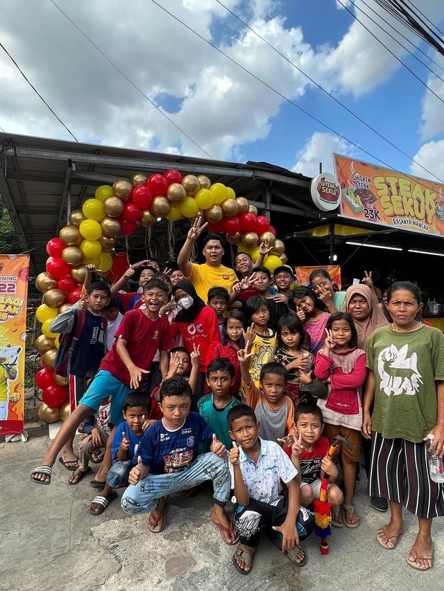 Yudha Pangestu dalam pembukaan rumah makan Steak Sekuy di Jakarta, November 2022. (Foto: Dok. Instagram @yudhapangestu24)