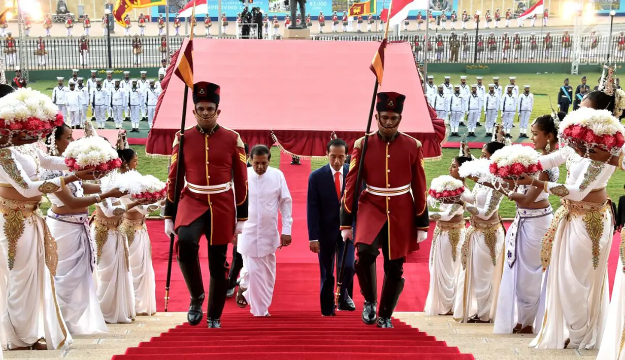 Presiden Jokowi menaiki tangga ditemani Presiden Sri Lanka Maithripala Sirisena di Presidential Secretariat, Colombo, Sri Lanka, Rabu (24/1). Di sela-sela kunjungan dilakukan pertemuan bisnis antara kedua negara. (Liputan6.com/Pool/Biro Pers Setpres)