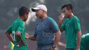 Pelatih  Timnas Indonesia U-16, Fachri Husaini memberikan arahan kepada anak asuhnya saat melawan Timnas Pelajar U-15 pada laga uji coba di Stadion Atang Sutesna, Cijantung, Rabu (17/5/2017). Timnas U-16 menang 5-1. (Bola.com/Nicklas Hanoatubun)