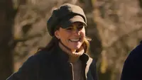 Kate Middleton bergaya Y2K dengan mengenakan&nbsp; baker boy hat. (dok. tangkapan layar video YouTube&nbsp;Kensington Palace)