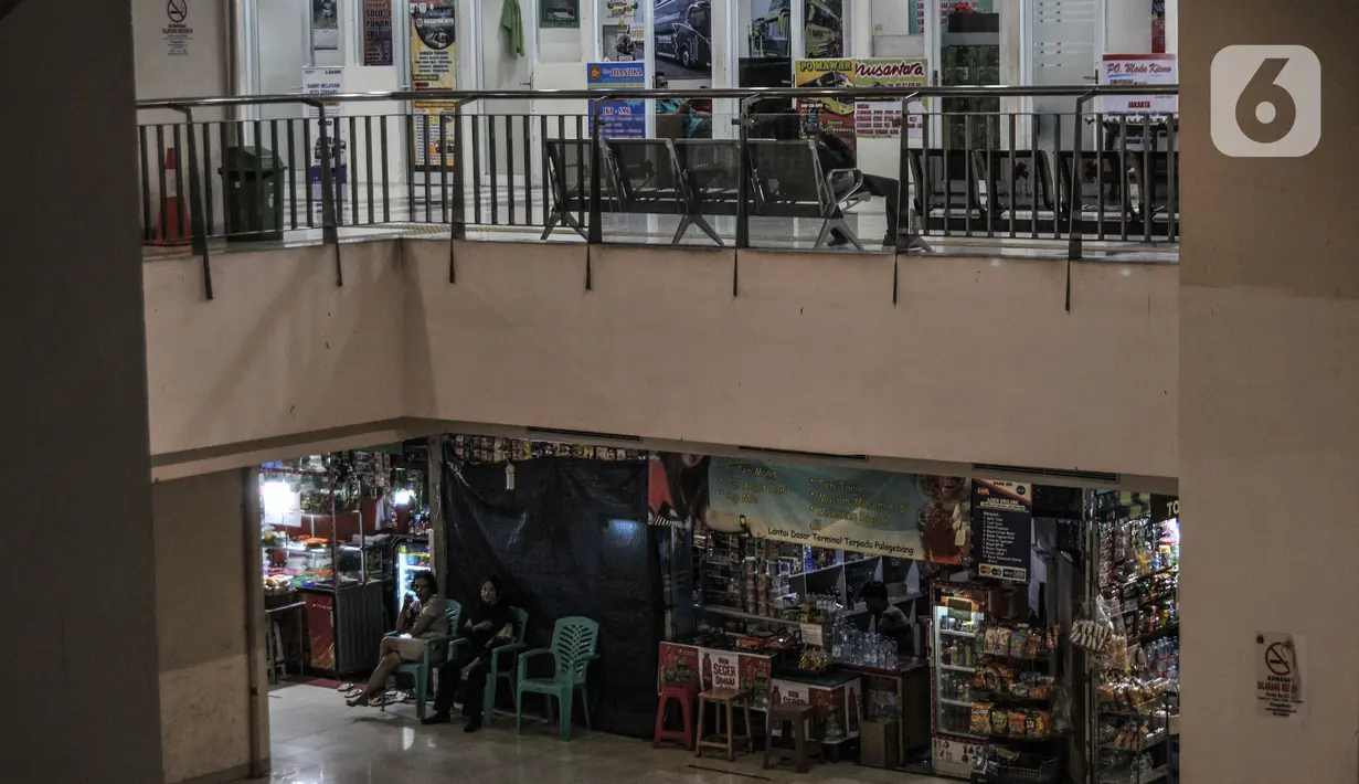 Pekerja saat menunggu calon penumpang di loket agen bus AKAP Terminal Pulogebang, Jakarta, Senin (10/5/2021). Pemberlakuan larangan mudik berdampak terhadap penjualan tiket agen bus AKAP di Terminal Pulogebang merosot tajam. (merdeka.com/Iqbal S Nugroho)