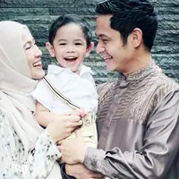 Pasangan Alyssa Soebandono dan Dude Harlino baru saja bertambah anggota keluarga. Anak kedua pasangan ini berjenis kelamin laki-laki dan diberi nama Malik Mahendra Harlino. (Instagram/ichasoebandono)