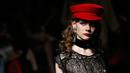 Model berpose memperagakan pakaian dalam Peach John bertema Autumn/Winter 2016 selama Tokyo Fashion Week di Tokyo, Jepang (15/3/2016). (REUTERS/Toru Hanai)