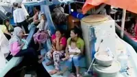 Sejumlah warga eks Luar Batang memilih tinggal di atas perahu.