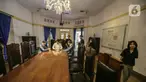Pengunjung mengamati diorama di Museum Perumusan Naskah Proklamasi, Jakarta, Selasa (15/8/2023). (Liputan6.com/Faizal Fanani)
