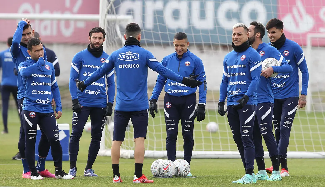 Para pemain timnas Chile selama sesi latihan menjelang pertandingan Copa America 2021 melawan Brasil di Santiago, Rabu (30/6/2021). Laga Brasil vs Chile di babak perempat final akan berlangsung di Stadion Nilton Santos pada Sabtu, 3 Juli 2021. (CARLOS PARRA/ANFP/AFP)