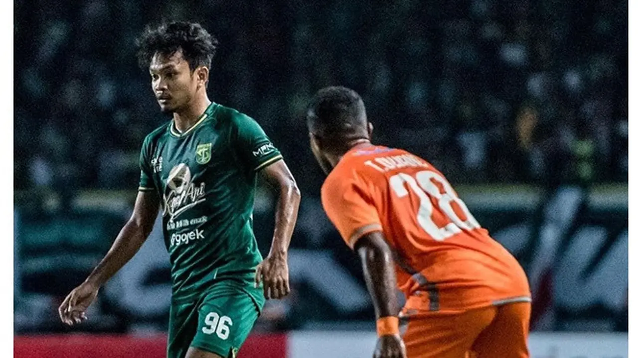 5 Gaya Liburan Gelandang Persebaya Muhammad Hidayat di Pantai, Santai dan Seru