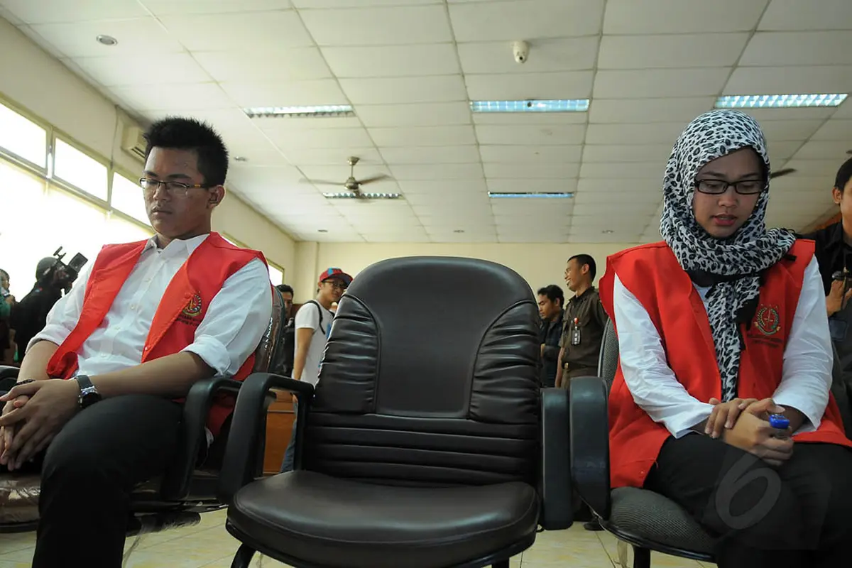 Pembunuh Ade Sara Khusyuk Berdoa di Sidang Perdana
