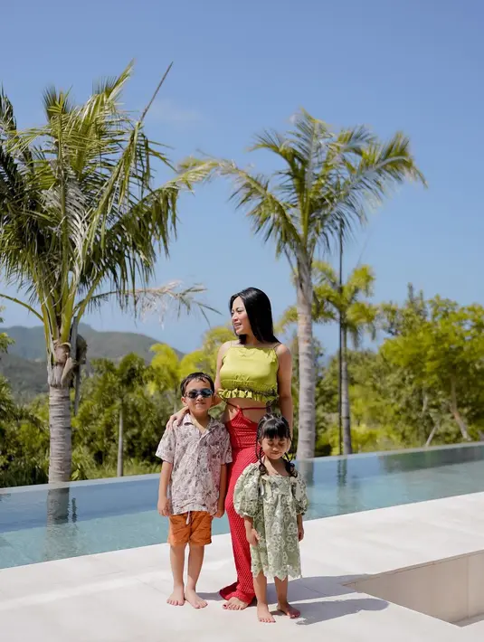 Bersama ibu dan kakaknya, Chava tampil manis dengan dress floral warna hijau segar. [Foto: IG/rachelvennya].