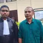 Kepala Desa Tuakepa, Antonius Doweng Teluma didampingi kuasa hukumnya, Christo Kabelen usai mendengar tuntutan jaksa (Liputan6.com/Ola Keda)