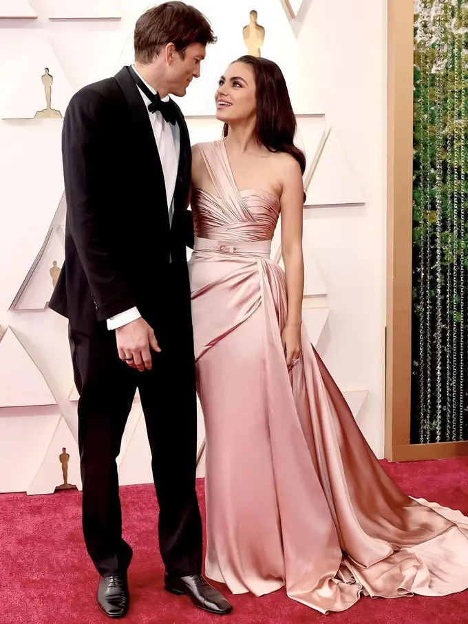 Parade Busana Artis yang Tunjukkan Solidaritas untuk Ukraina di Oscars 2022, Mulai dari Mila Kunis hingga Jason Momoa