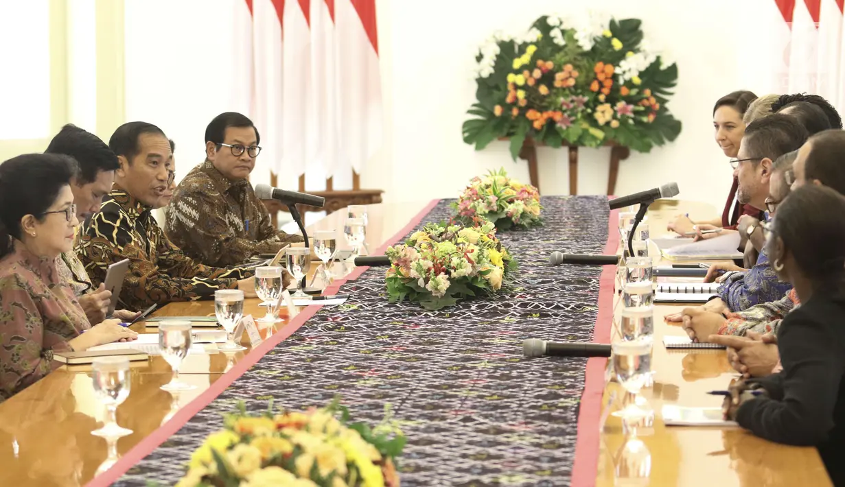 Suasana pertemuan Presiden Joko Widodo (Jokowi) dengan Presiden Bank Dunia Jim Yong Kim di Istana Kepresidenan Bogor, Jawa Barat, Rabu (4/7). Pertemuan membahas persiapan Annual Meeting IMF-World Bank di Bali pada Oktober 2018. (Liputan6.com/Angga Yuniar)