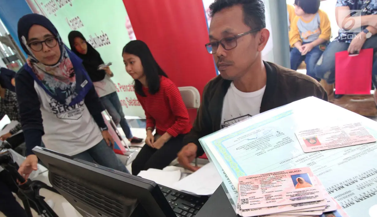 Petugas Disdukcapil Kota Tangerang Selatan melakukan perekaman data untuk pembuatan Kartu Identitas Anak (KIA) di mal Living Wolrd Alam Sutera, Serpong, Senin (17/12). Pusat perbelanjaan ini menggelar pembuatan KIA secara gratis. (Merdeka.com/Arie Basuki)