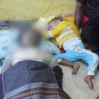 Mengira ibunya sedang tertidur pulas, anak ini terus mengelus wajah ibunya dan memintanya untuk segera bangun dari tidur. (Foto: Facebook Marsha Elizabeth Aruan)