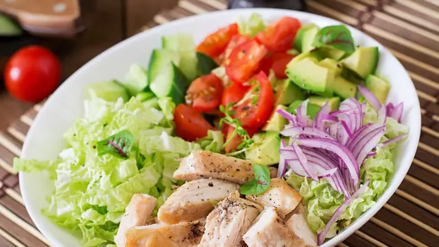 Salad Makanan yang Cocok Untuk Kamu Menjalankan IF (photo by freepik.com/timolina)