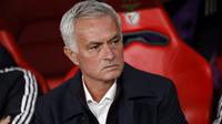 Pelatih kepala SL Benfica asal Portugal #00, Jose Mourinho, terlihat sebelum pertandingan liga Portugal antara SL Benfica dan Casa Pia AC di Estadio da Luz di Lisbon pada 9 November 2025. (FILIPE AMORIM/AFP)