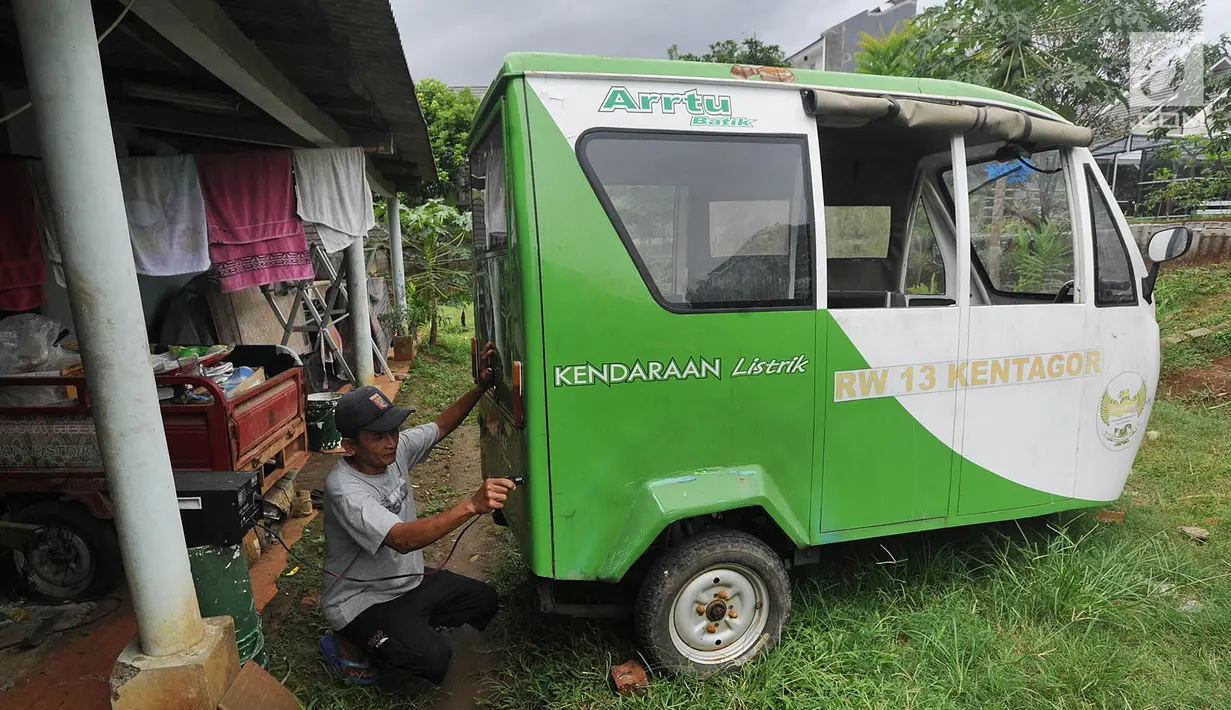 Pengemudi mengecas baterai bajaj listrik di RW 13, Kelurahan Kencana, Tanah Sareal, Bogor, Jawa Barat, (25/4). Bajaj listrik  ini dioperasikan dengan menggunakan baterai. (Merdeka.com/Arie Basuki)