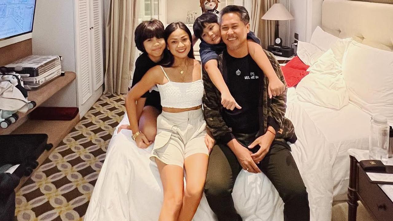 Ernest Cokelat Unggah Foto Lawas Bareng Nirina Zubir, Netizen Dibuat Salah Fokus dengan Lirikan Matanya