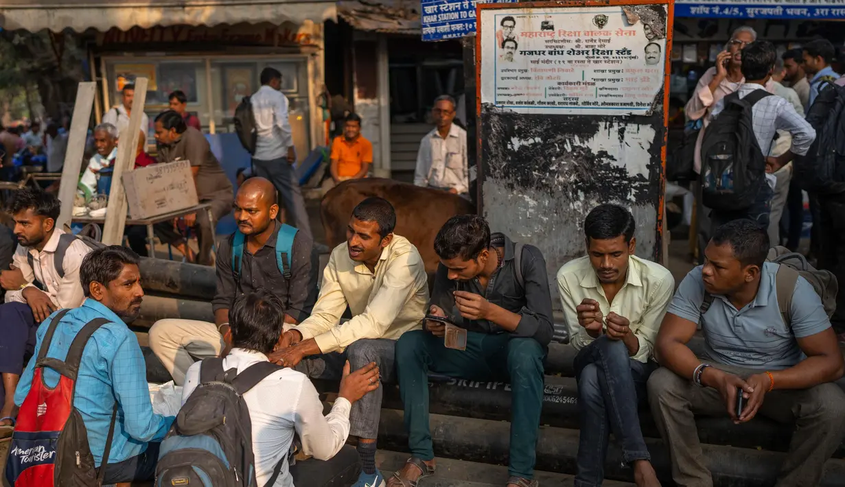 Para pekerja upah harian India menunggu untuk dipekerjakan di Mumbai, India, Rabu (1/2/2023). Pemerintah Perdana Menteri India Narendra Modi meningkatkan belanja modal sebesar 33% untuk memacu pertumbuhan ekonomi dan menciptakan lapangan kerja menjelang pemilihan umum tahun depan. (AP Photo/Rafiq Maqbool)