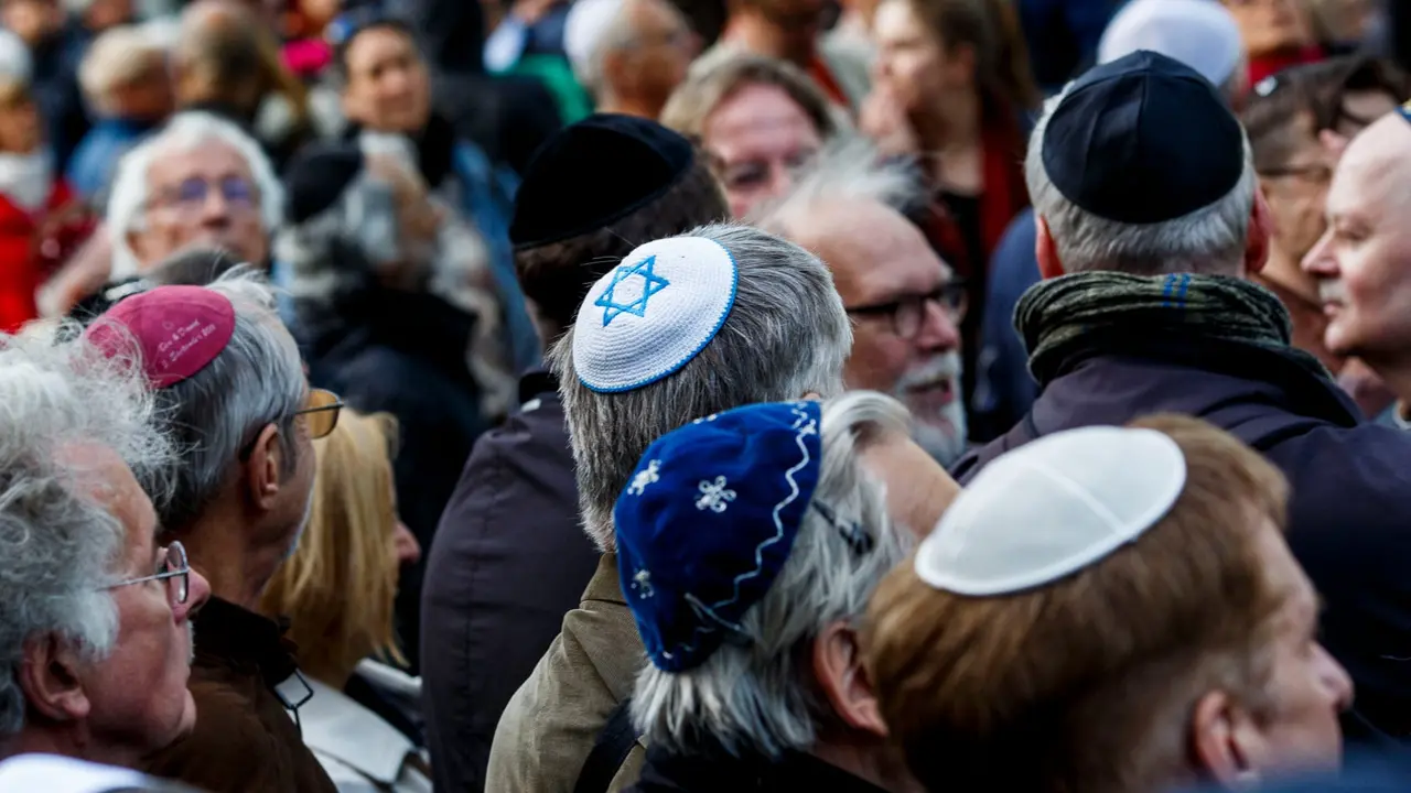 Para pria Yahudi mengenakan penutup kepala tradisional mereka, kippah (AFP/Carsten Koall)