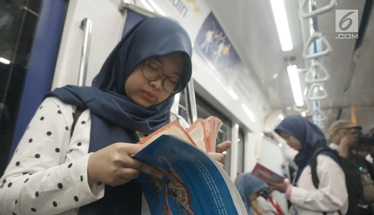 <p>Masyarakat pengguna MRT tengah membaca buku yang disediakan disetiap stasiun MRT di Jakarta, Minggu (8/9/2019). Pemprov DKI Jakarta meluncurkan ruang baca buku disetiap stasiun MRT untuk menumbuhkan minat baca masyarakat. (Liputan6.com/Angga Yuniar)</p>