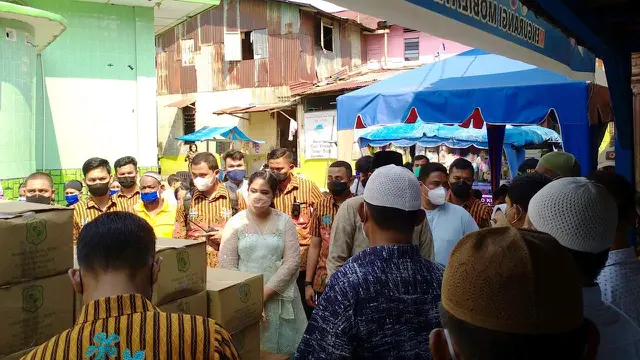 Bobby Ajak Kahiyang Blusukan Tinjau Warga Terdampak Banjir Luapan Sungai Deli