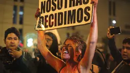 Seorang aktivis Pro-aborsi memegang spanduk saat melakukan aksi protes di pusat kota Lima, Peru, (12/8/2015). Mereka menuntut pemerintah peru untuk mengubah Undang Undang Aborsi dalam kasus pemerkosaan. (REUTERS/Guadalupe Pardo)