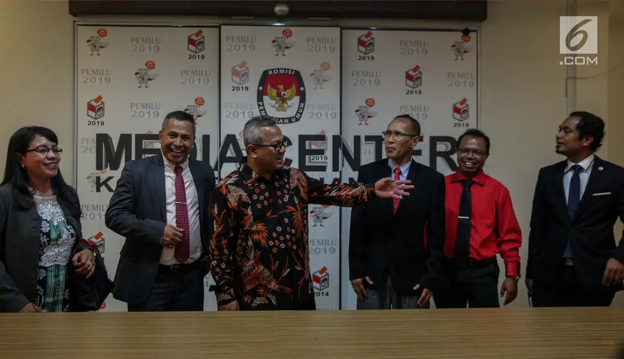 Ketua KPU Republik Indonesia Arief Budiman (tengah) memberikan penjelasan kepada Presiden Komisaris KPU Timor Leste Alcino De Aralijo Baris (ketiga kanan) bersama jajarannya di gedung KPU, Jakarta, Rabu (22/11). (Liputan6.com/Faizal Fanani)