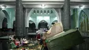 Umat Islam usai salat tarawih di Masjid Baiturrahman, Banyuwangi, secara rutin membaca Al-Quran raksasa. (Noly Falah/AFP)