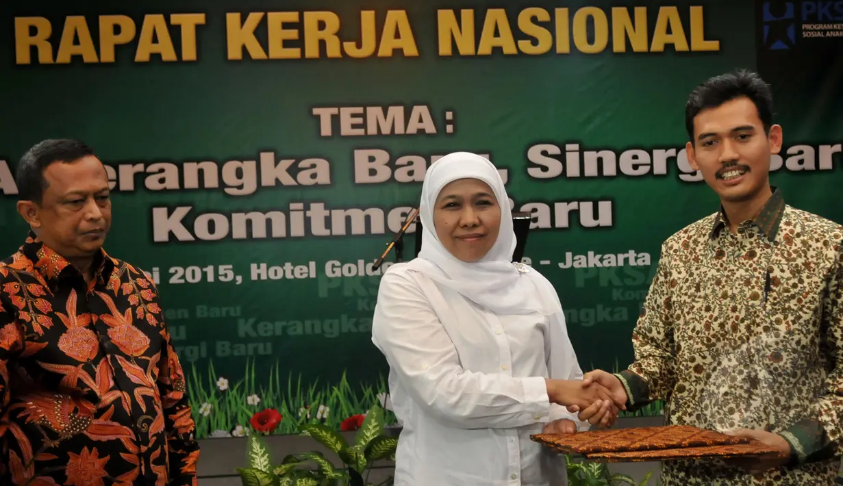 Menteri Sosial Khofifah berjabat tangan dengan Ketua KPAI Asrorun Niam Soleh usai menandatangani nota kerjasama , Jakarta, Selasa (5/5/2015). Kerjasama ini untuk mewujudkan kesejahteraan bagi korban kekerasan di masa lampau (Liputan6.com/Johan Tallo)