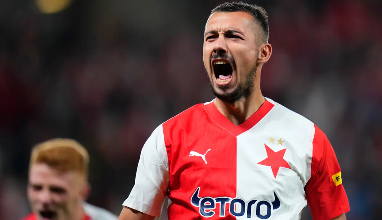 Petaka menghampiri Sheriff Tiraspol pada menit ke-39. Pemain belakang mereka, Munashe Garananga, mencetak gol bunuh diri dan memperlebar skor untuk Slavia Praha menjadi 3-0. Skor 3-0 untuk wakil Republik Ceko tersebut bertahan hingga turun minum. (AP Photo/Petr David Josek)