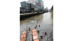 Minimnya fasilitas umum berupa kolam renang murah membuat para bocah ini terpaksa mandi dan berenang di kali yang kotor, Jakarta, Rabu (21/5/2014) (Liputan6.com/Faizal Fanani).