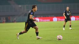 Aksi Egy Maulana Vikri saat Dewa United melawan Persija Jakarta pada BRI Liga 1 2024/2025 di Stadion Pakansari, Sabtu (8/2/2025). (Bola.com/Abdul Aziz)
