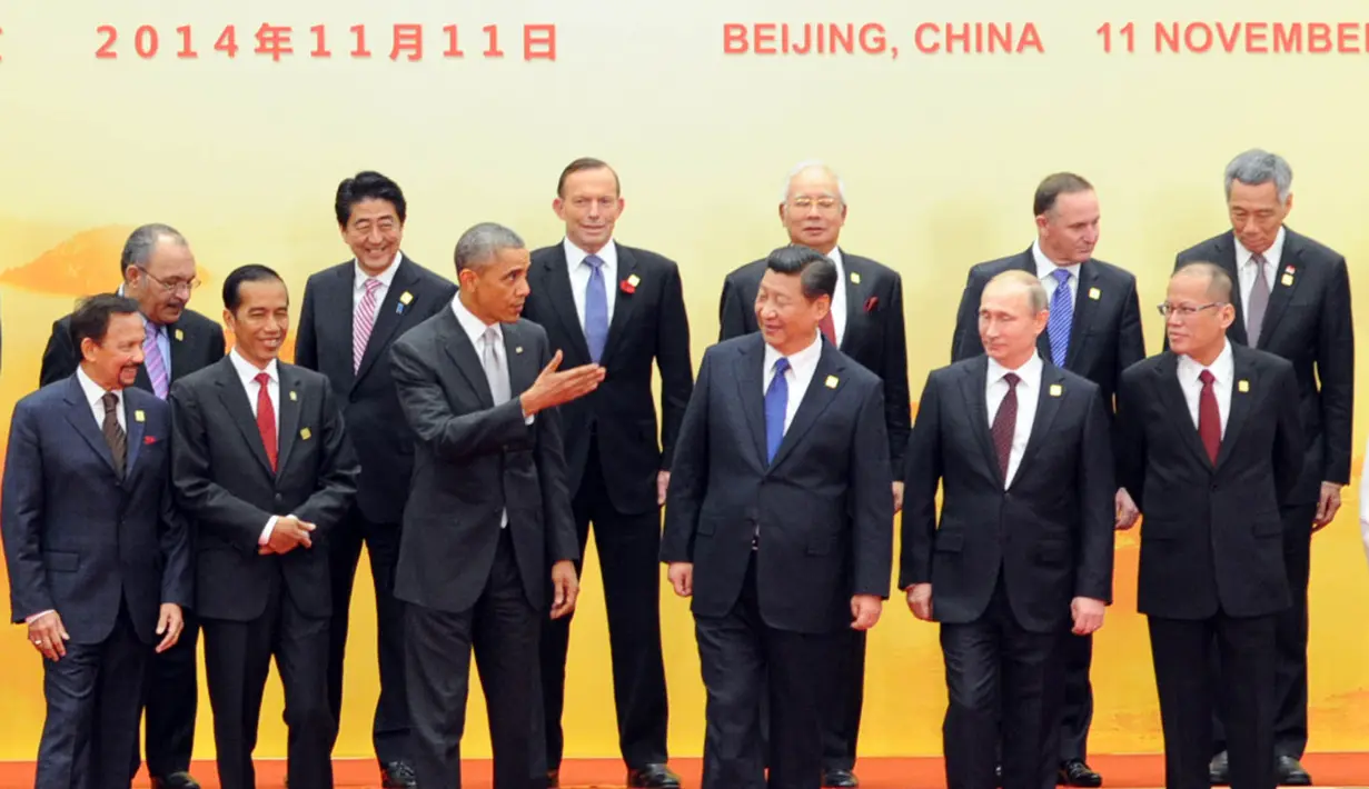 Presiden RI Joko Widodo (kedua kiri depan) berfoto bersama saat acara APEC Economic Leader's Meeting 2014 di Beijing, Tiongkok (11/11/2014)(Antara Foto/Setpres)