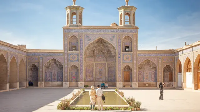 6 Potret Megah Masjid Tradisional Nasir-Ol-Molk, Interiornya Serba Pink