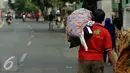 Seorang warga melintas di Jalan Jatinegara Barat pasca penggusuran di KampungPulo, Jakarta, Jumat (21/8/2015). Pemprov DKI Jakarta merelokasi pemukiman padat di bantaran Kali Ciliwung ke Rusunawa Jatinegara. (Liputan6.com/Helmi Fithriansyah)