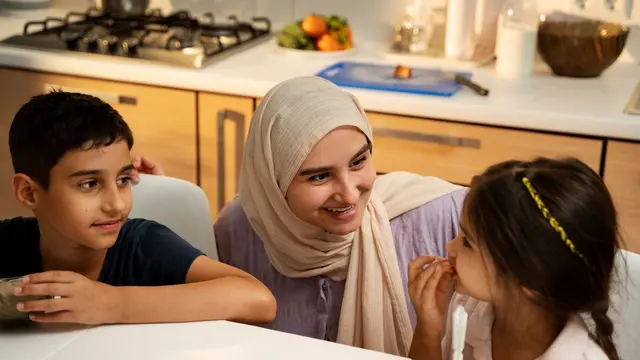 Cara Orangtua Mengenalkan Konsep Sedekah Sejak Dini di Bulan Ramadan agar Anak Tumbuh Empati dan Peduli