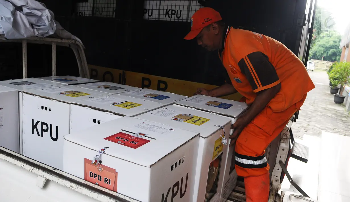 Pasukan oranye menata logistik pemilu 2019 di Gelanggang Olahraga Remaja, Jakarta Pusat, Selasa (16/4). Logistik tersebut akan distribusikan kesejumlah kelurahan dan Tempat Pemungutan Suara (TPS) yang tersebar di Kecamatan Senen, jelang Pemungutan Suara 19 April 2019. (Liputan6.com/Herman Zakharia)